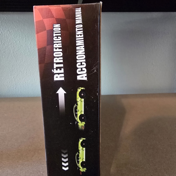 LEGO Technic Ford Mustang Shelby GT500 - Lime Green - Picture 3 of 3